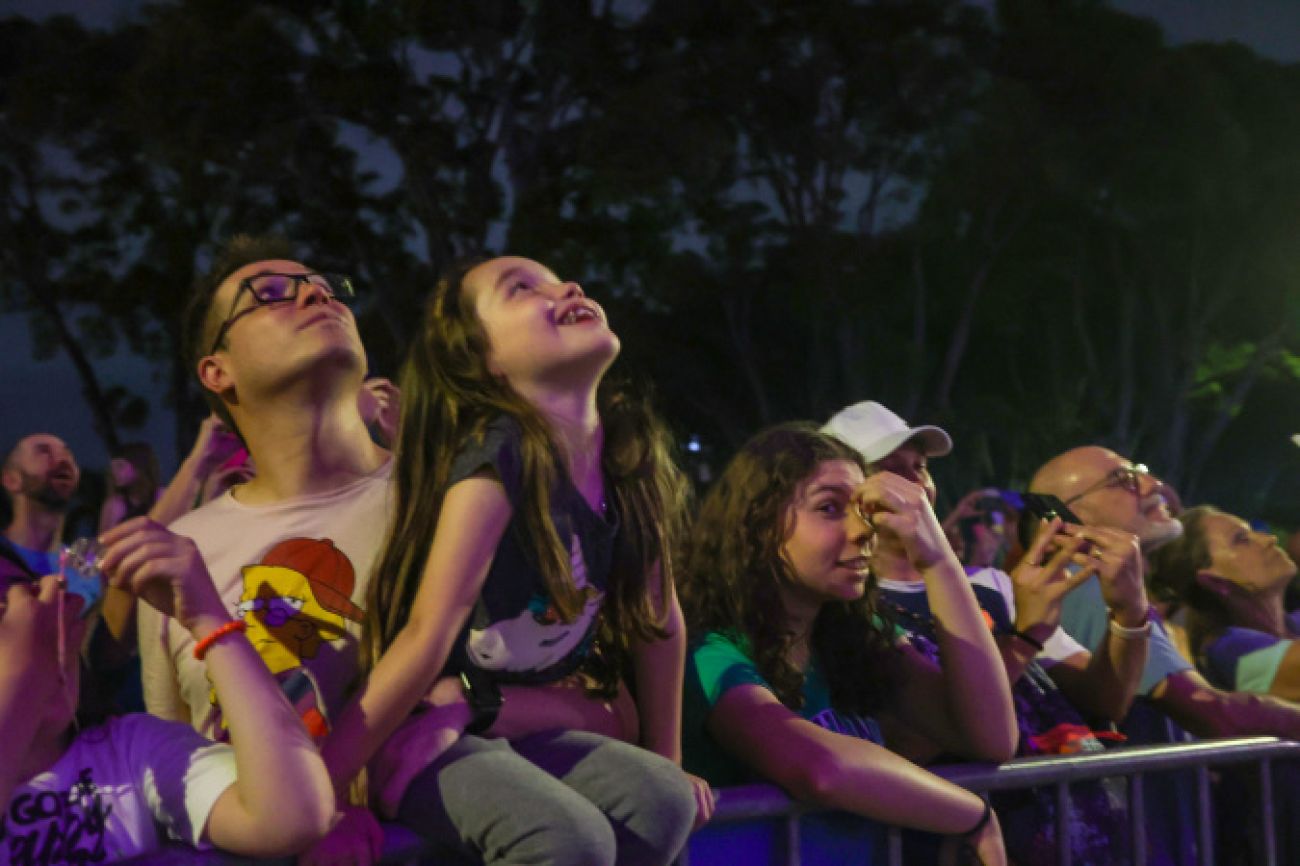 Anúncio das atrações do Verão Maior Paraná com show de luzes empolga público Anúncio das atrações do Verão Maior Paraná com show de luzes empolga público