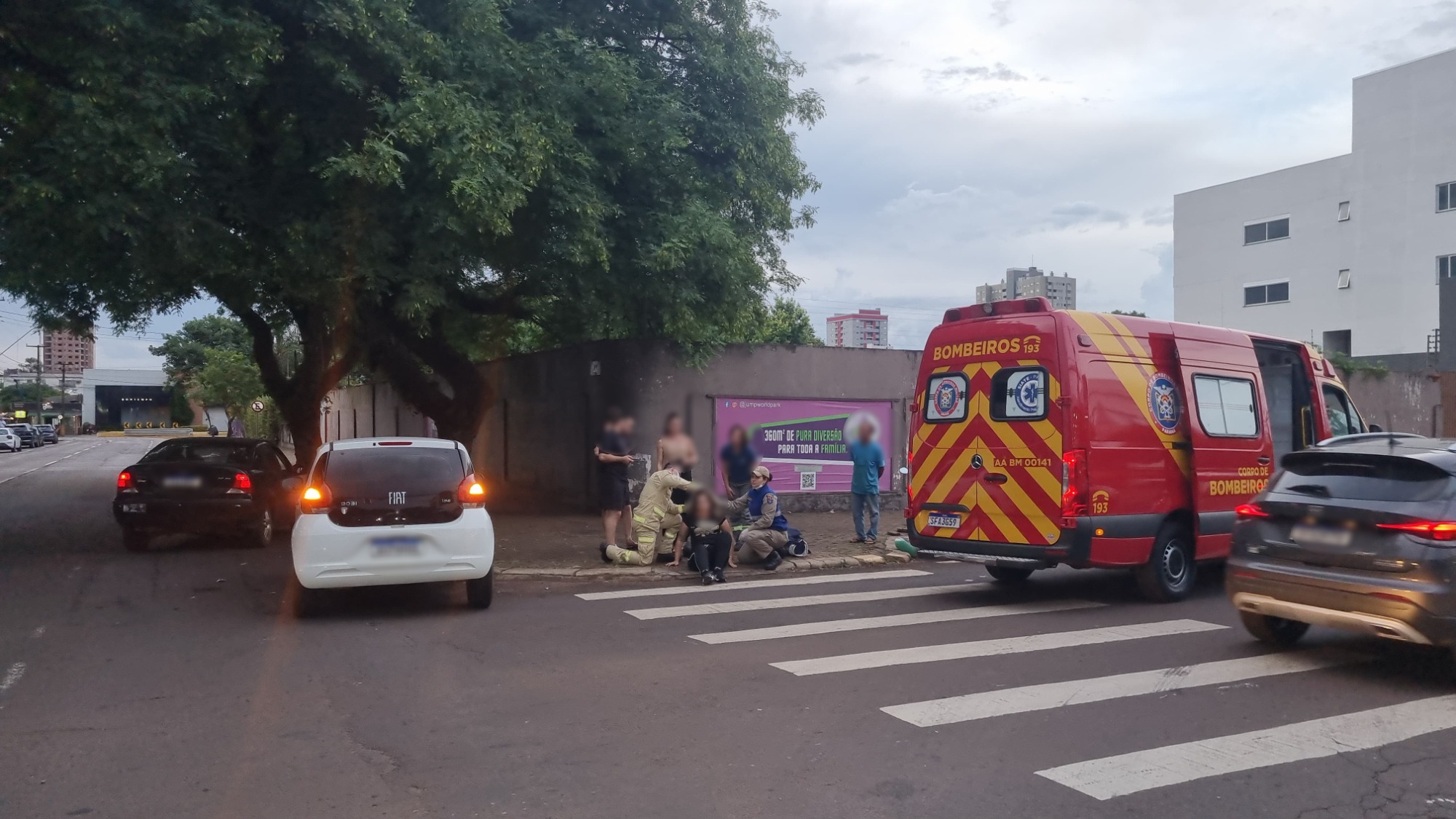 Condutora de Fiat Mobi fica ferida em acidente no Centro