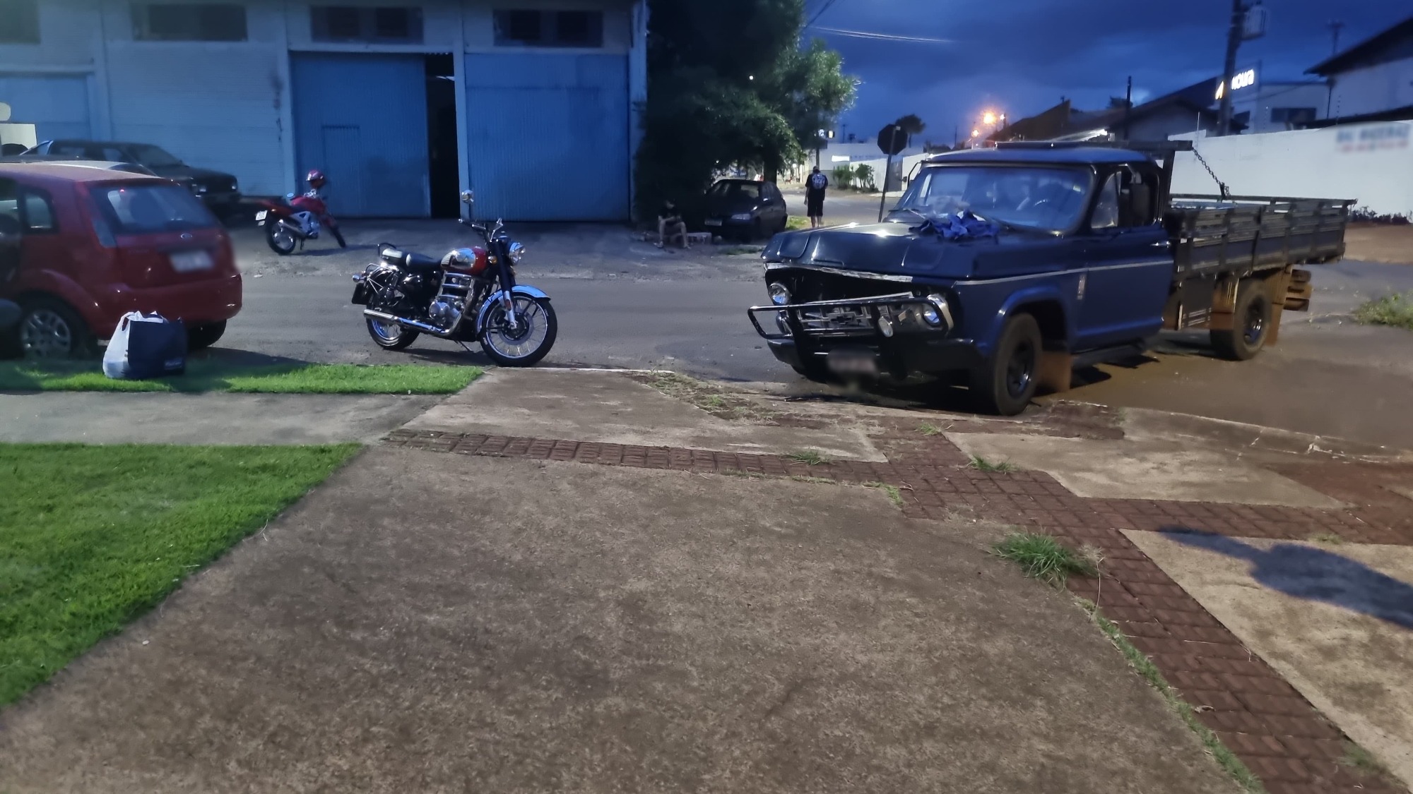 Colisão entre Fiesta e D10 deixa motorista ferida no Universitário