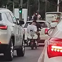 Imagem referente a Jovens desafiam leis de trânsito em motocicleta elétrica no Centro de Cascavel