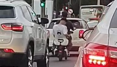 Imagem referente a Jovens desafiam leis de trânsito em motocicleta elétrica no Centro de Cascavel