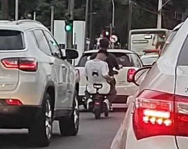 Imagem referente a Jovens desafiam leis de trânsito em motocicleta elétrica no Centro de Cascavel