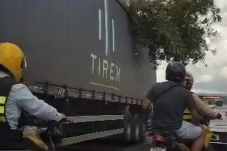 Imagem referente a Caminhão derruba galho em motociclistas na Ponte da Amizade