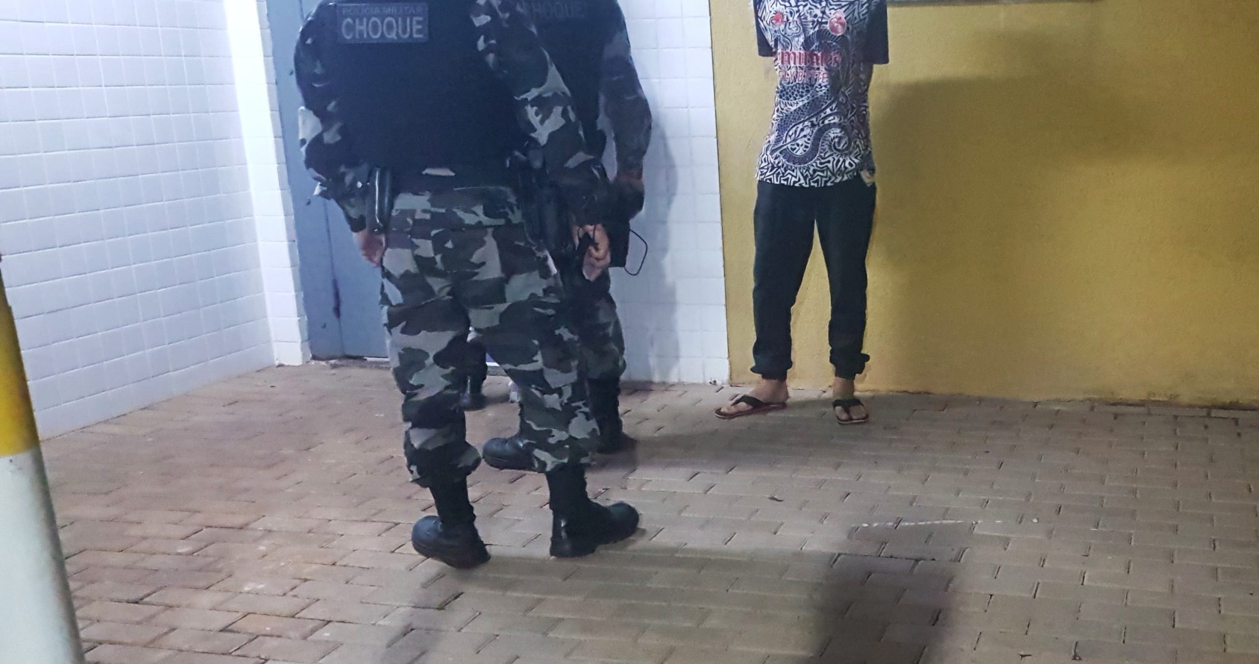 Maranhense fugitivo por tráfico de drogas é capturado pelo Choque na rodoviária de Cascavel Maranhense fugitivo por tráfico de drogas é capturado pelo Choque na rodoviária de Cascavel