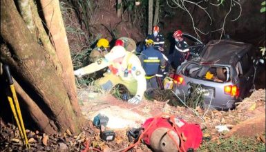 Imagem referente a Carro cai em ribanceira de 30 metros e motorista tem ferimentos graves na Estrada Boiadeira