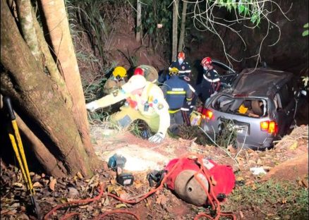 Imagem referente a Carro cai em ribanceira de 30 metros e motorista tem ferimentos graves na Estrada Boiadeira