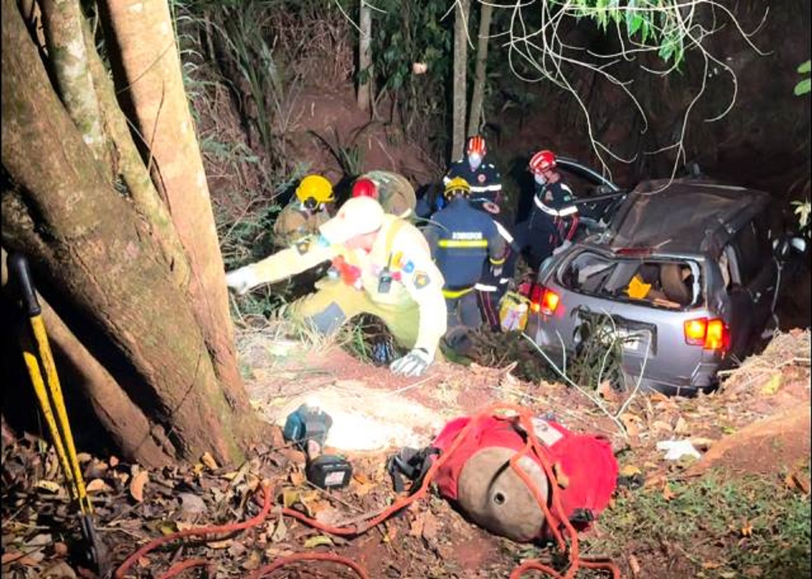 Carro cai em ribanceira de 30 metros e motorista tem ferimentos graves na Estrada Boiadeira Carro cai em ribanceira de 30 metros e motorista tem ferimentos graves na Estrada Boiadeira