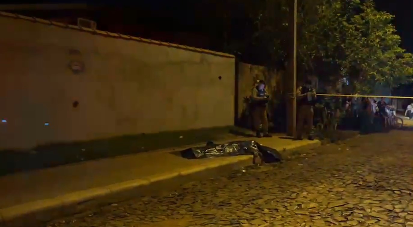 Homem de 30 anos é executado a tiros em Foz do Iguaçu Homem de 30 anos é executado a tiros em Foz do Iguaçu