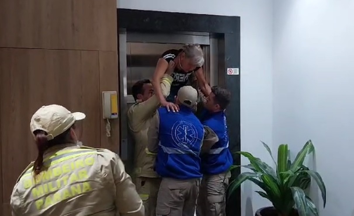 Mulher fica presa por mais de uma hora em elevador de edifício no Paraná Mulher fica presa por mais de uma hora em elevador de edifício no Paraná
