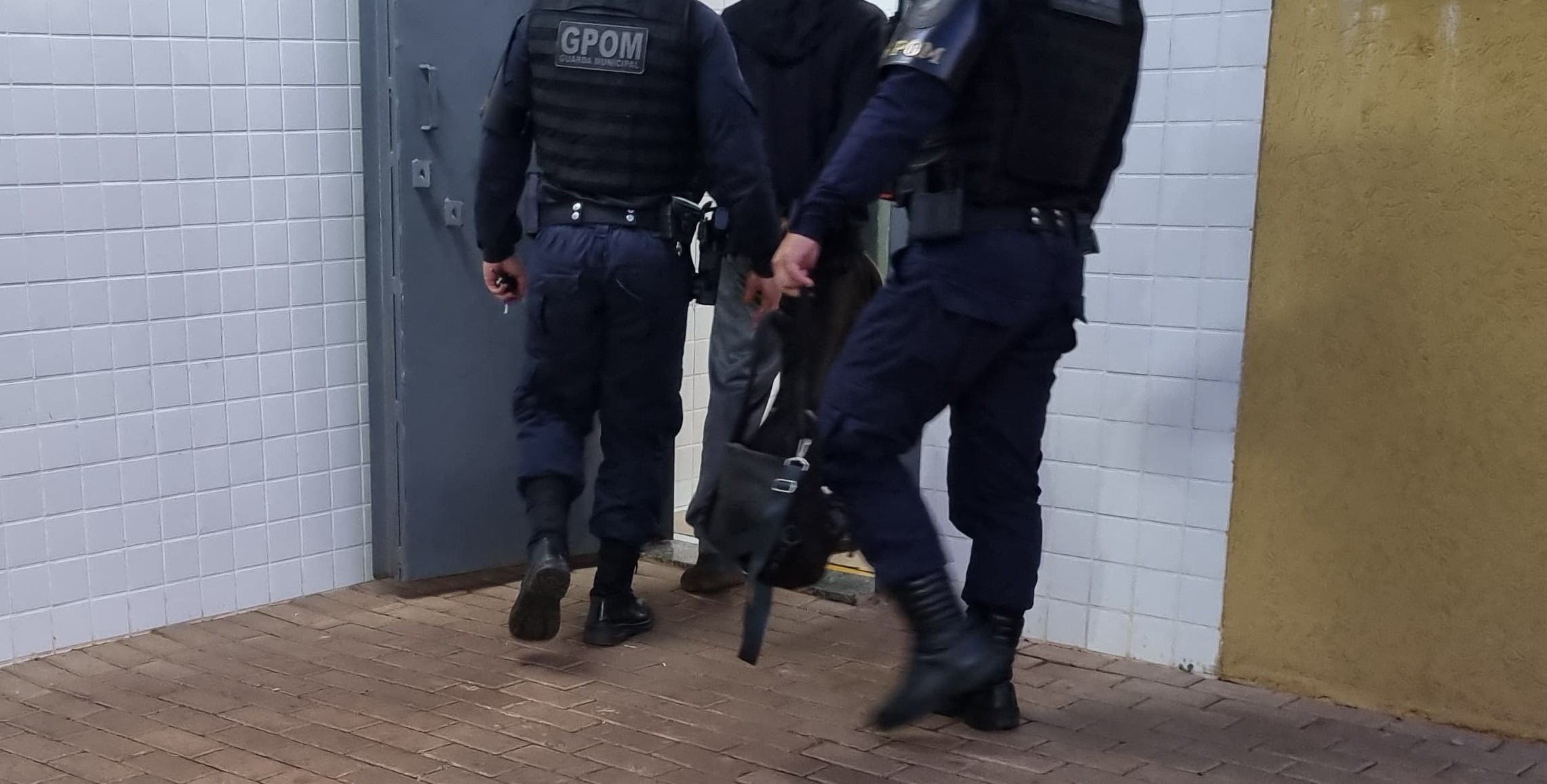 GM detém homem e apreende faca usada para ameaçar ex-mulher no Riviera GM detém homem e apreende faca usada para ameaçar ex-mulher no Riviera