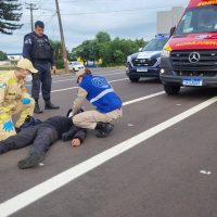 Imagem referente a Motociclista fica ferido após colisão com Saveiro na Avenida Carlos Gomes