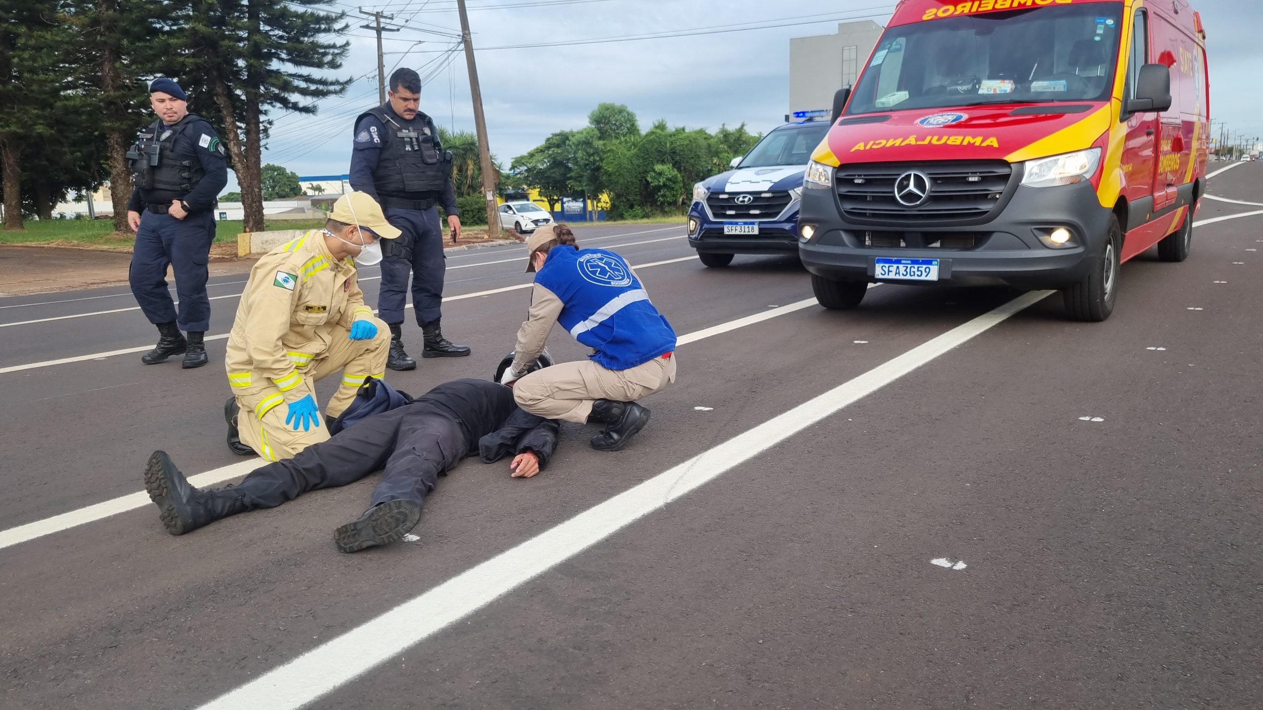Motociclista fica ferido após colisão com Saveiro na Avenida Carlos Gomes Motociclista fica ferido após colisão com Saveiro na Avenida Carlos Gomes