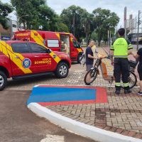 Imagem referente a Mulher fica inconsciente após colisão entre bicicletas na Avenida Brasil