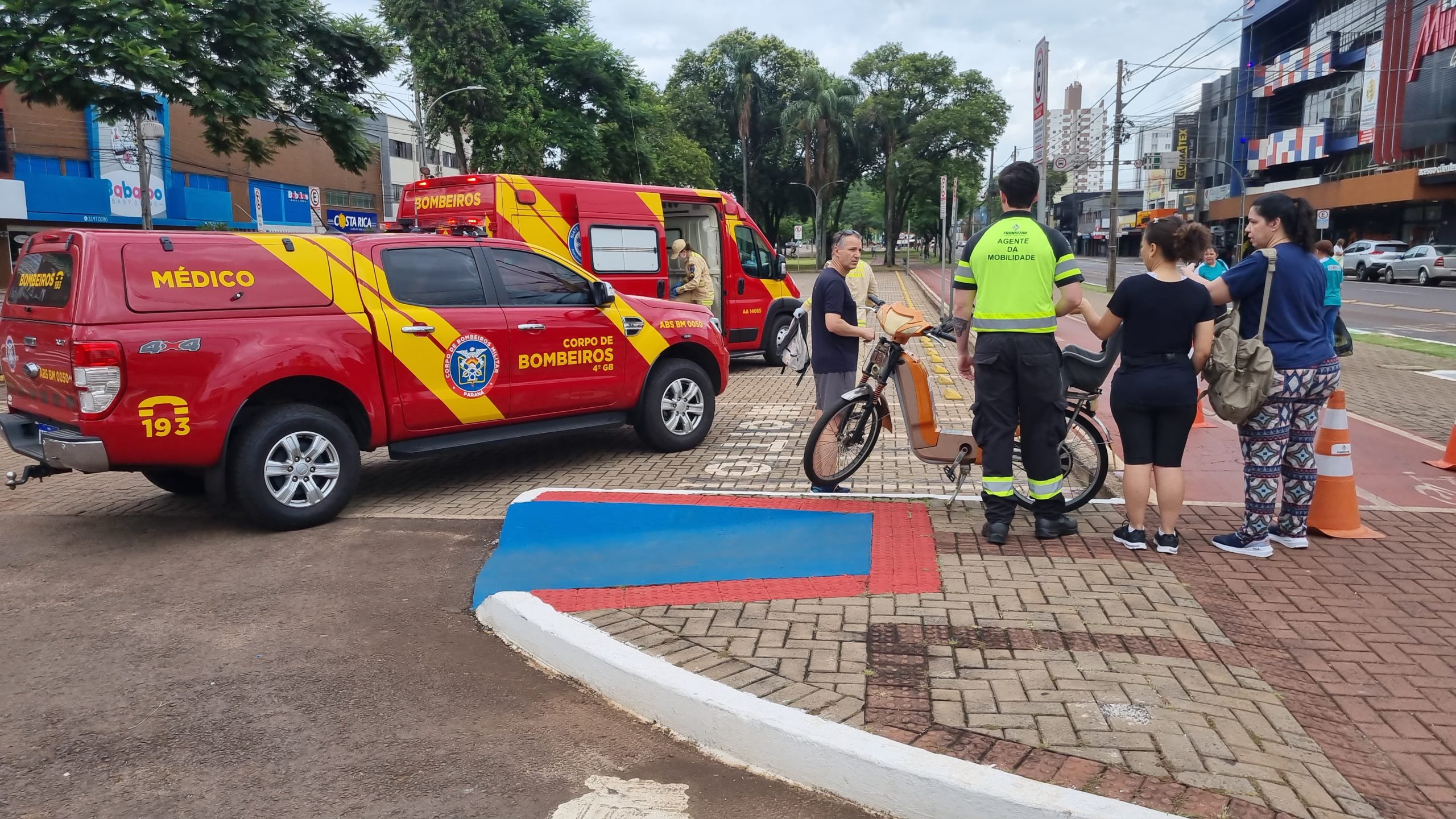 Mulher fica inconsciente após colisão entre bicicletas na Avenida Brasil Mulher fica inconsciente após colisão entre bicicletas na Avenida Brasil