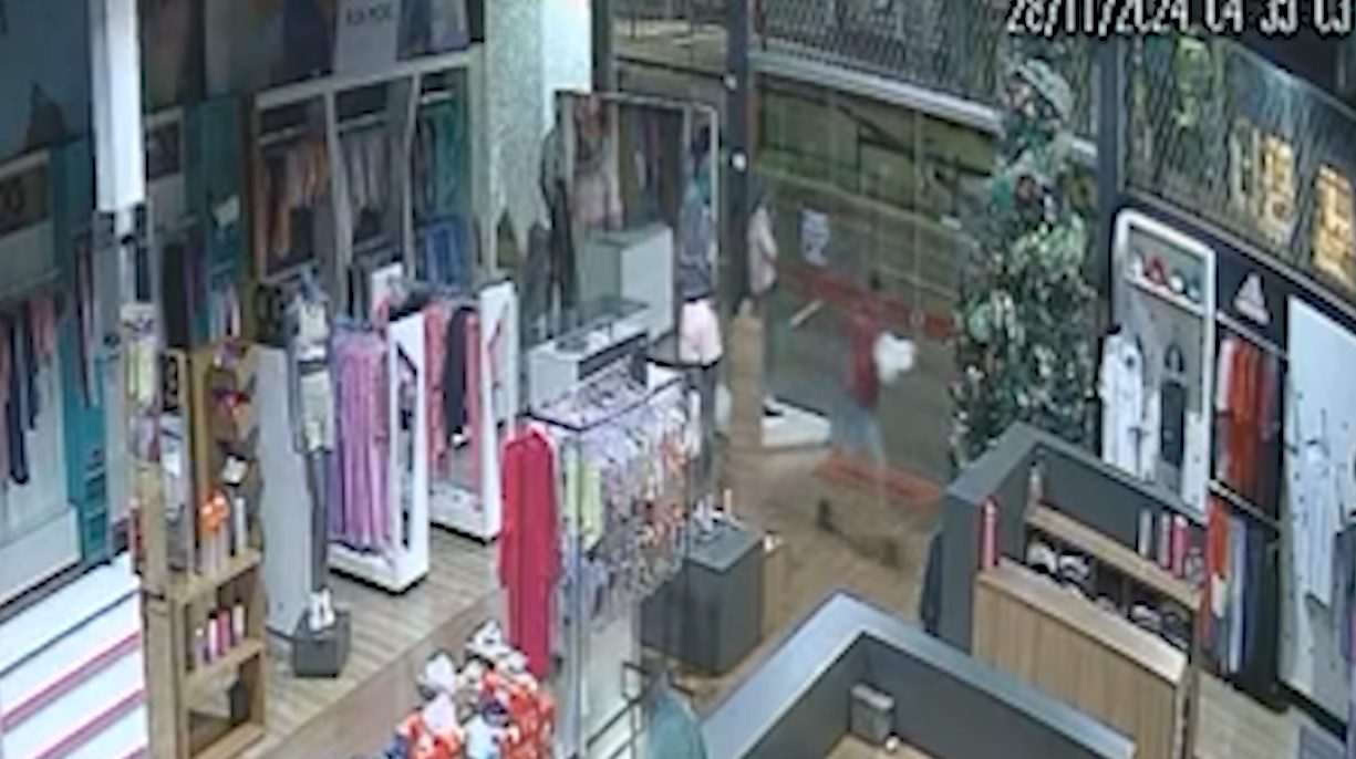 Câmeras flagram arrombamento e furto em loja de esportes na Avenida Brasil