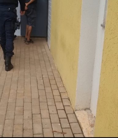 Imagem referente a GMs desconfiam de homem no XIV de Novembro e abordagem resulta em prisão de procurado pela Justiça