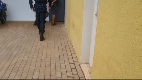 Imagem referente a GMs desconfiam de homem no XIV de Novembro e abordagem resulta em prisão de procurado pela Justiça