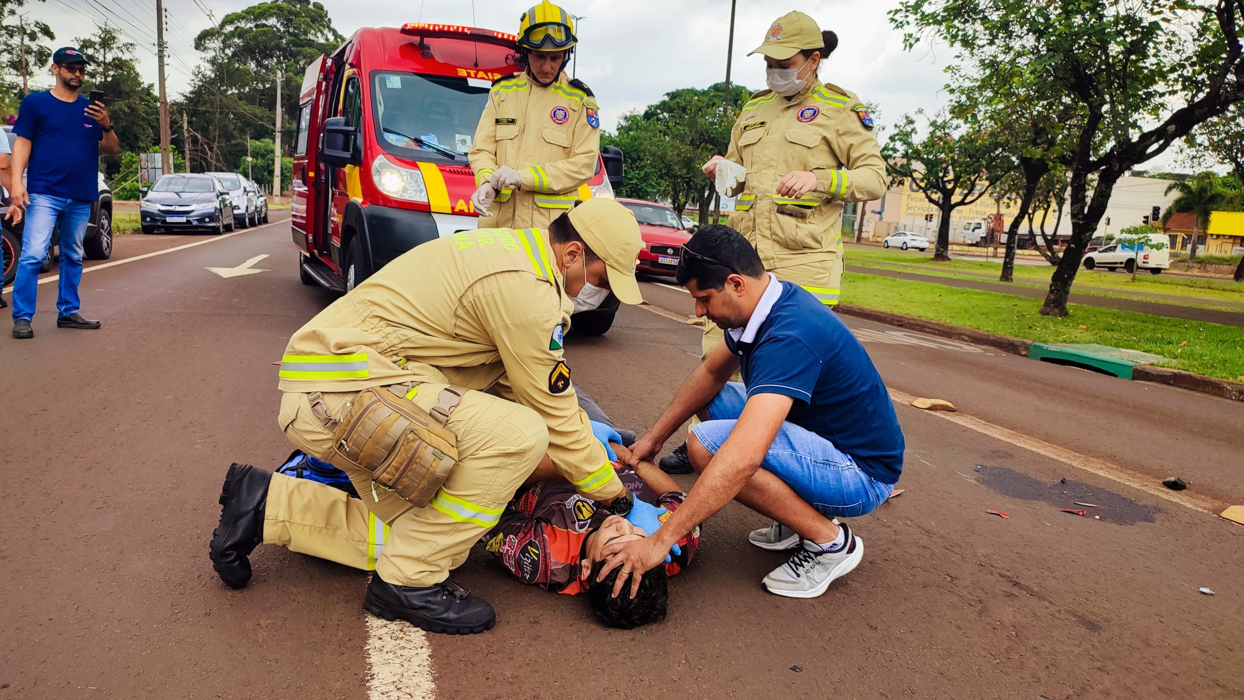 Motociclista fica ferido após colisão na Avenida Tancredo Neves