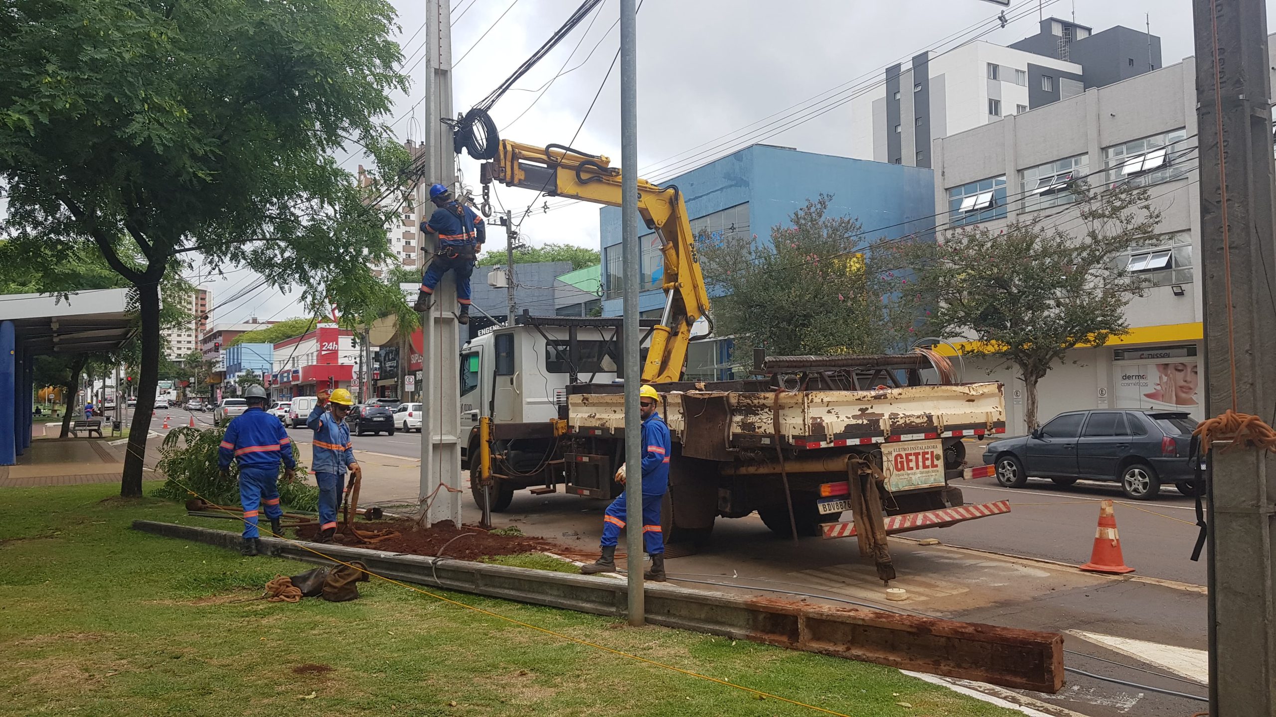 Trabalho da Copel na Avenida Brasil deixa trânsito parcialmente obstruído e semáforos inoperantes