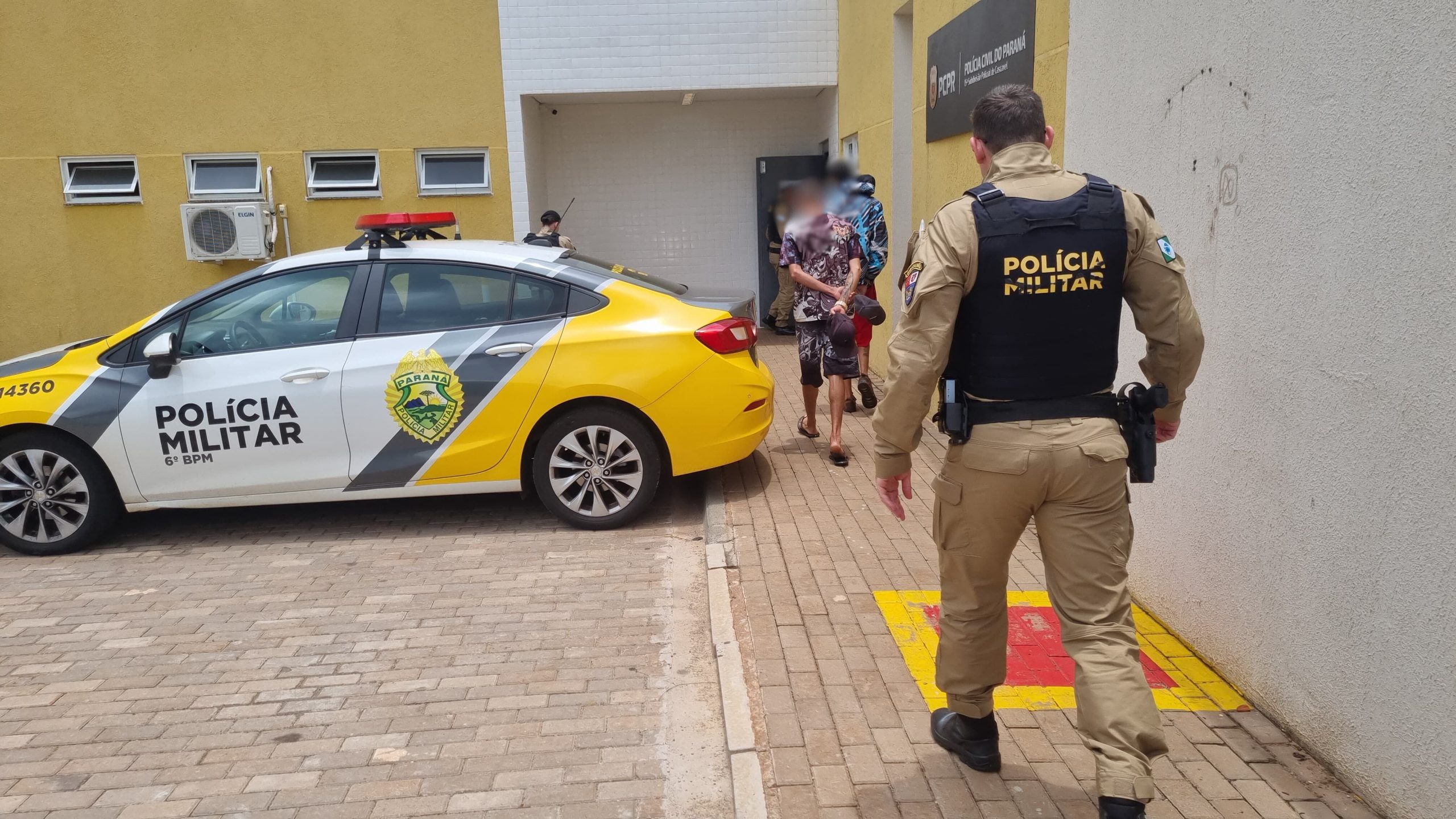 Jovens são abordados pela PM no Centro e porções de maconha e crack são apreendidas