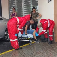 Imagem referente a Motociclista fica ferido em acidente de trânsito na Rua Rio da Paz