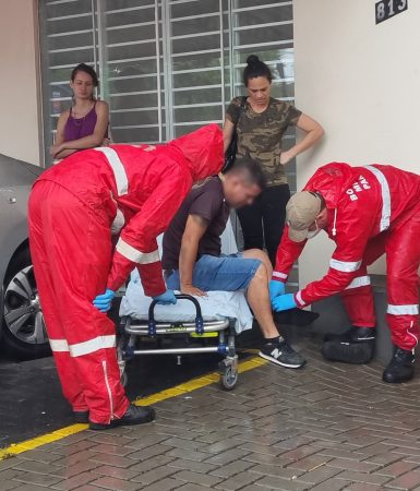 Imagem referente a Motociclista fica ferido em acidente de trânsito na Rua Rio da Paz