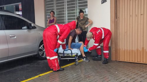 Imagem referente a Motociclista fica ferido em acidente de trânsito na Rua Rio da Paz