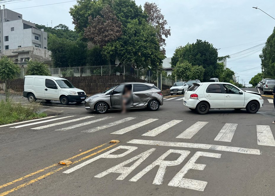 Colisão entre dois carros é registrada no Bairro Industrial