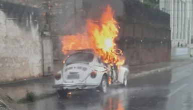 Imagem referente a Incêndio misterioso consome Fusca em Ponta Grossa