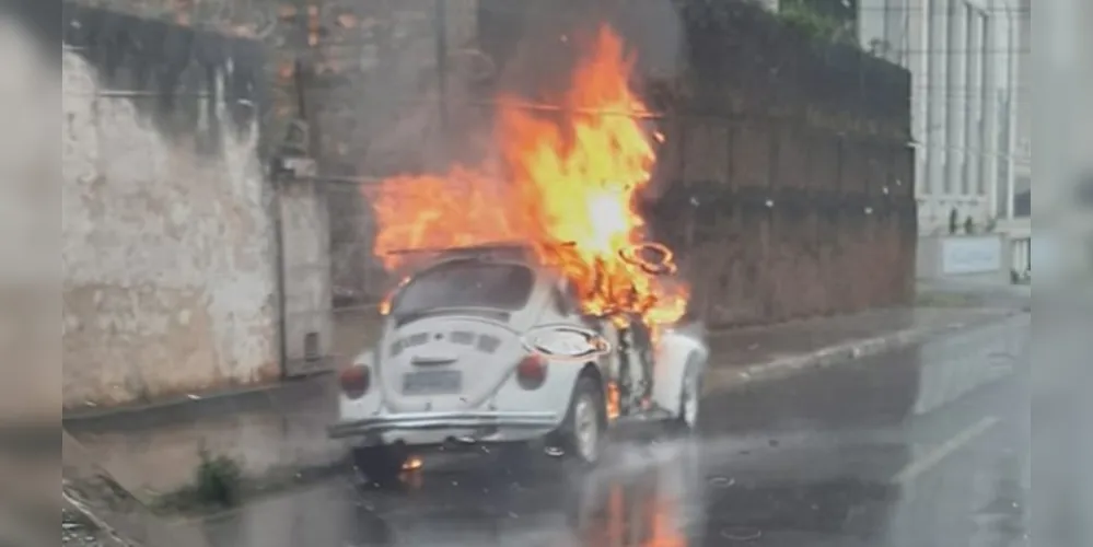 Incêndio misterioso consome Fusca em Ponta Grossa