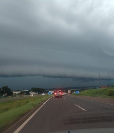 Imagem referente a Monstro no céu: nuvem gigante assusta moradores de Cascavel