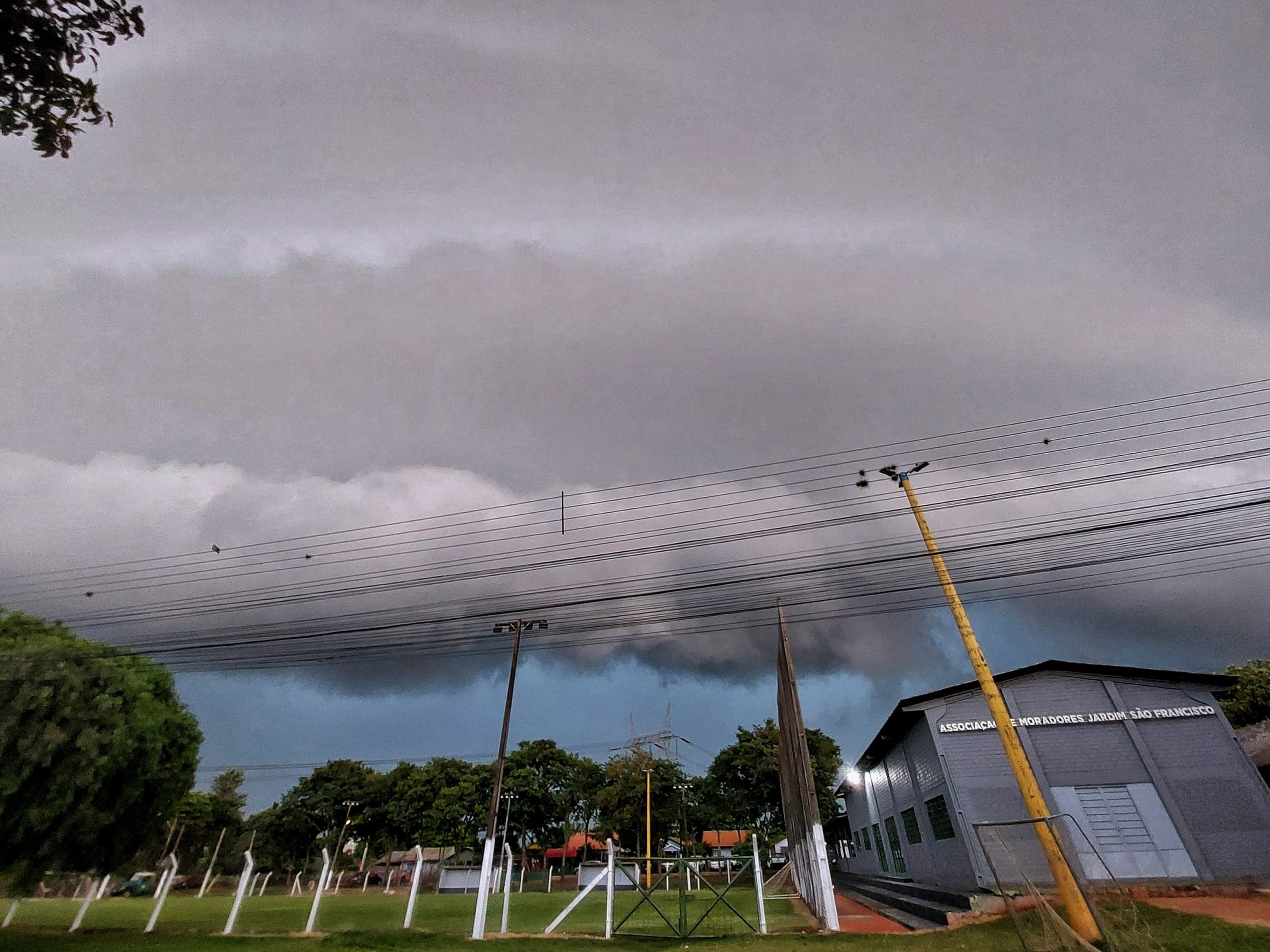 Toledo em alerta: tempestade causa estragos e falta de energia em alguns bairros