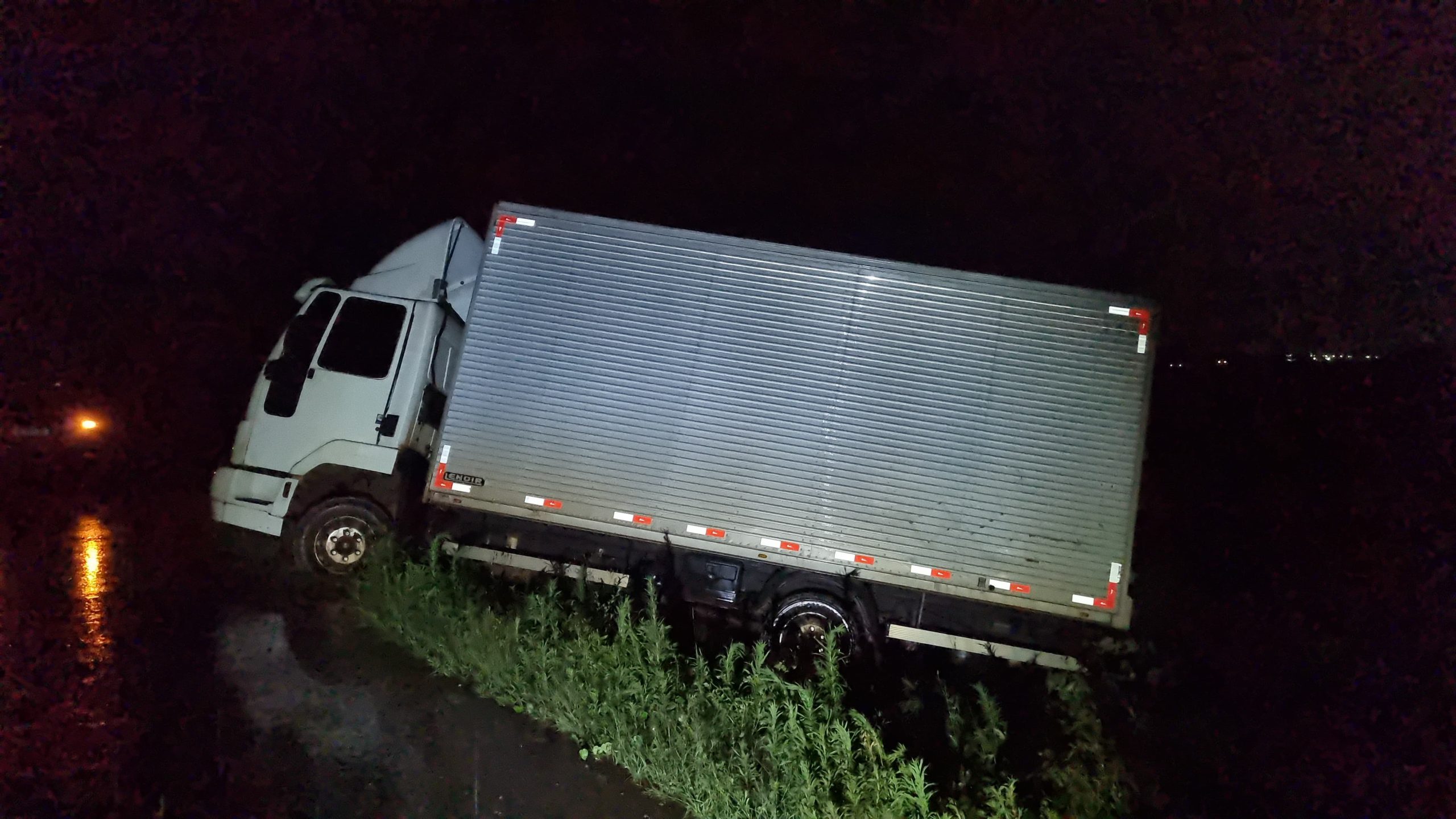 Motorista escapa ileso após caminhão derrapar e sair da pista na BR-163 em Cascavel