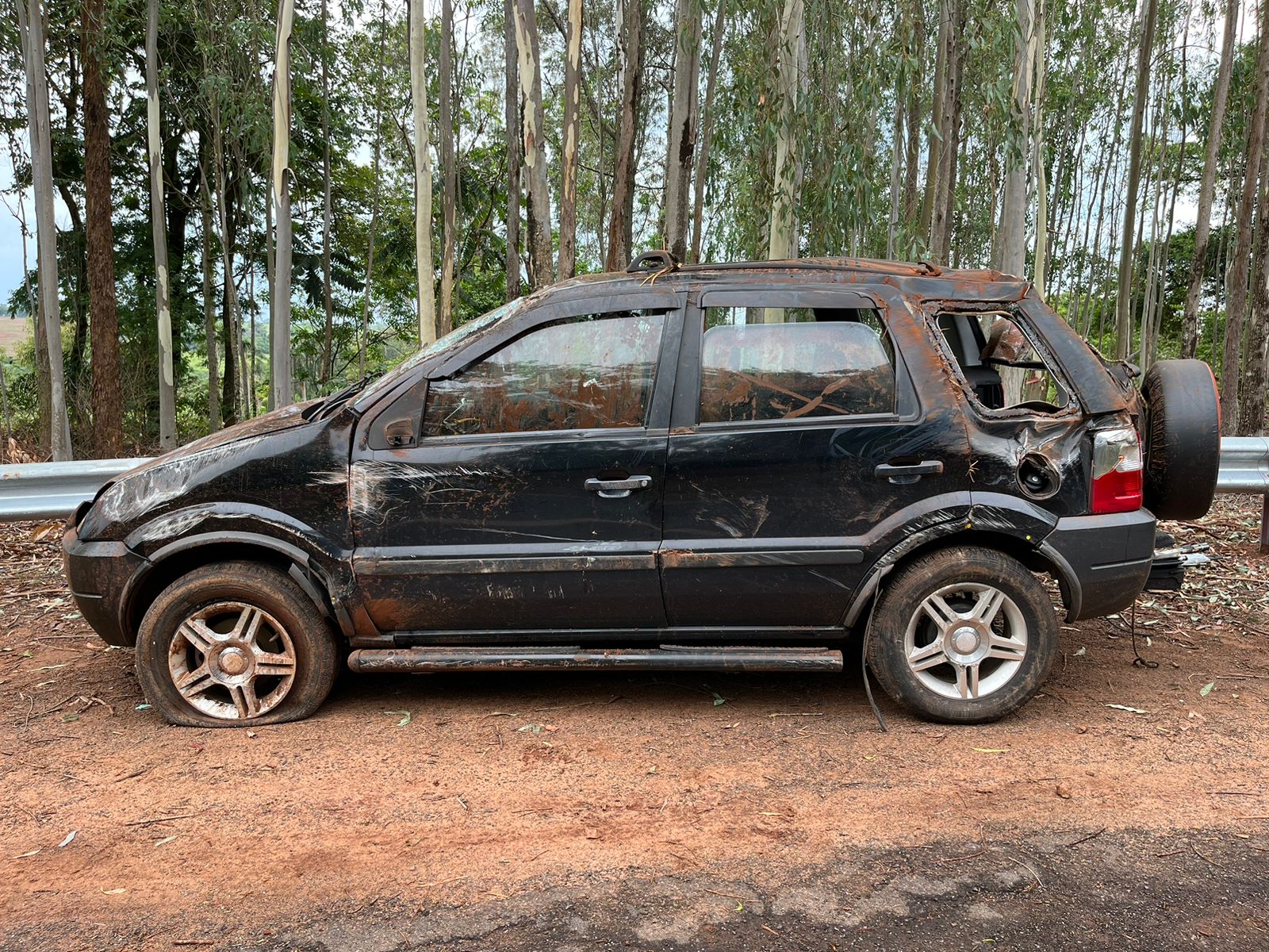 Condutor sai ileso após capotamento de veículo na rodovia PR-490