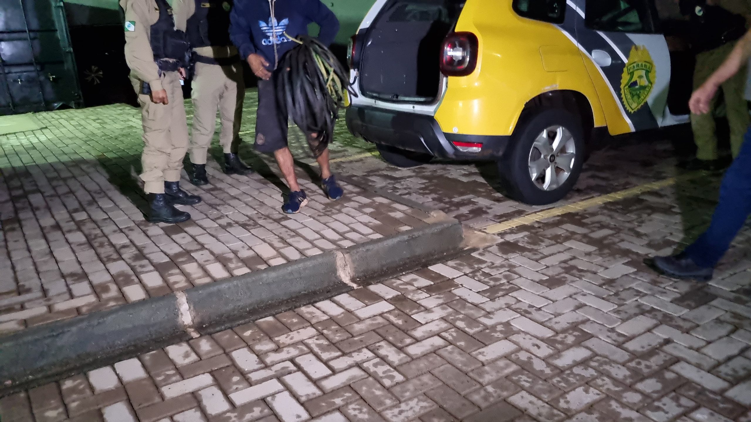 Pego com a boca na "botija", homem é preso furtando fios de cobre no Canadá