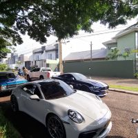 Imagem referente a Casa monitorada, com duas garagens e recheada de veículos de luxo; Veja imóvel alvo da ação da PF