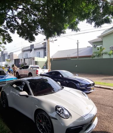 Imagem referente a Casa monitorada, com duas garagens e recheada de veículos de luxo; Veja imóvel alvo da ação da PF