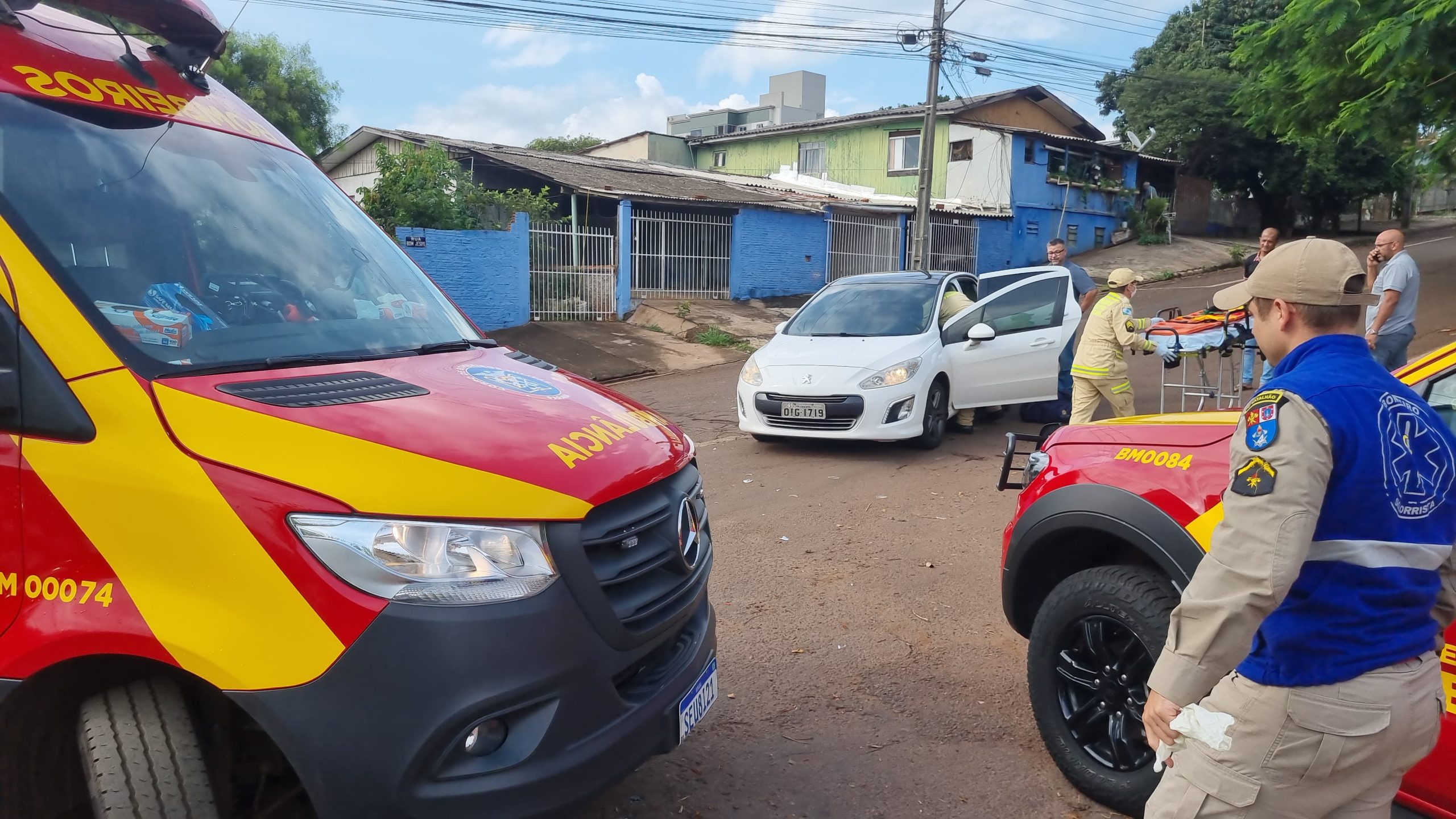 Homem fica ferido após colisão entre Peugeot e Uno na Região do Lago Homem fica ferido após colisão entre Peugeot e Uno na Região do Lago