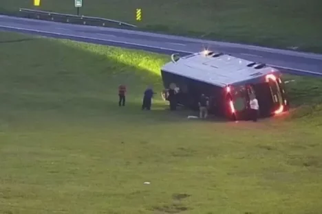 Imagem referente a Ônibus com 27 passageiros de Maringá tomba no interior de SP