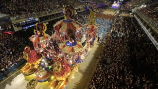 Desfile de escolas do Rio abrem comemoração do Dia Nacional do Samba