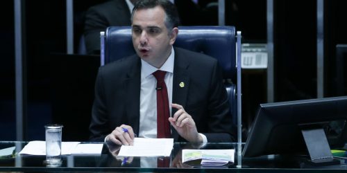 Imagem referente a Após alta do dólar, Pacheco condiciona isenção do IR à situação fiscal