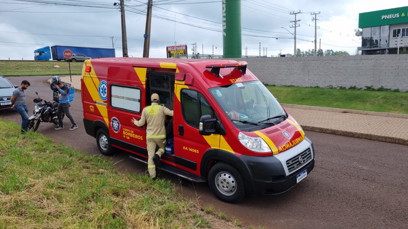 Motociclista fica ferido ao se envolver em acidente com Saveiro na marginal da BR-277