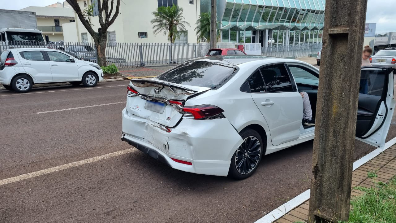 Engavetamento entre três veículos é registrado na rua Cuiabá