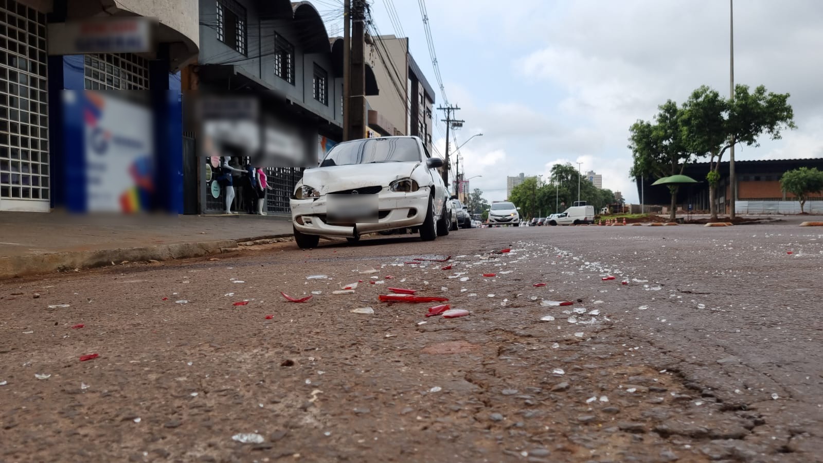 Acidente entre caminhão e Corsa é registrado na Rua Presidente Juscelino Kubitscheck