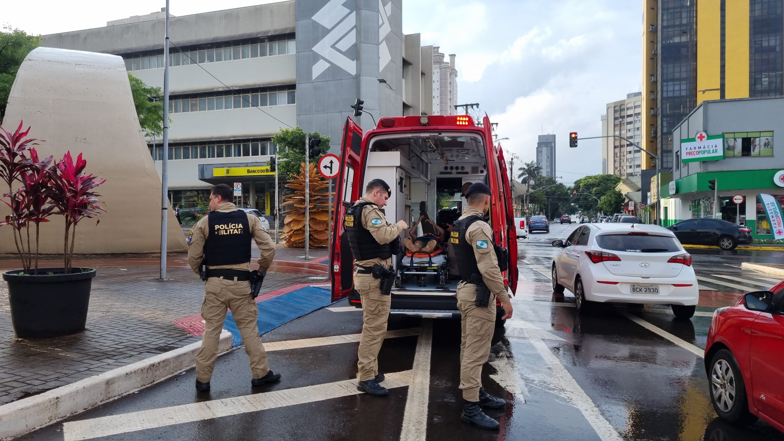 Adolescente fica ferida ao sofrer queda na ciclovia na Avenida Brasil