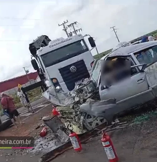 Imagem referente a Tragédia: acidente entre Astra e ônibus deixa ao menos uma pessoa morta em Itaipulândia