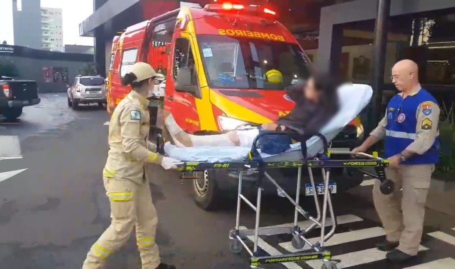 Mulher sofre suspeita de fratura em acidente no Centro