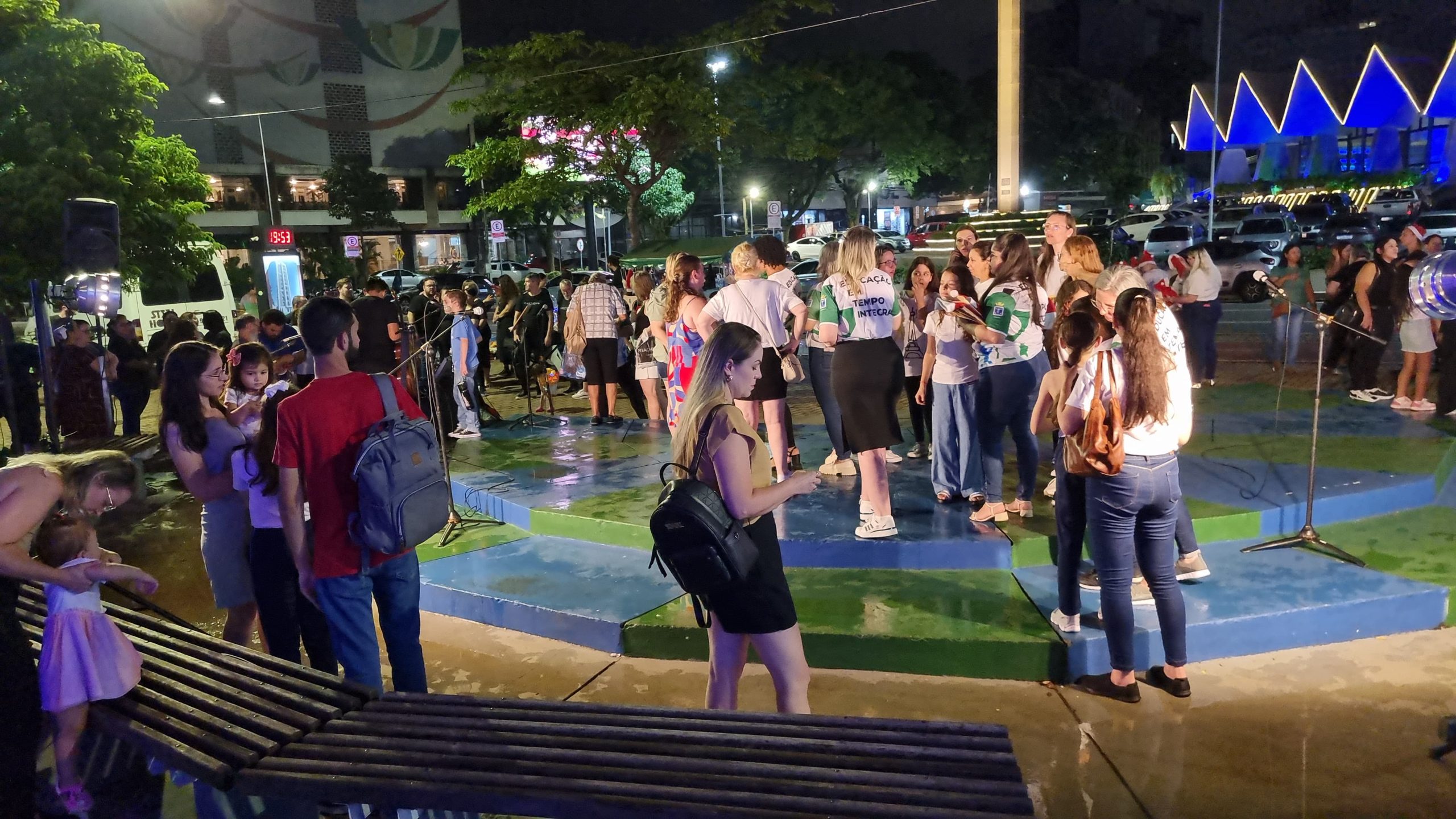 Público se reúne para primeiro dia de apresentações do Natal dos Pioneiros