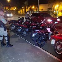 Imagem referente a Sem CNH, motociclistas têm veículos apreendidos em operação da PM na Avenida Tito Muffato