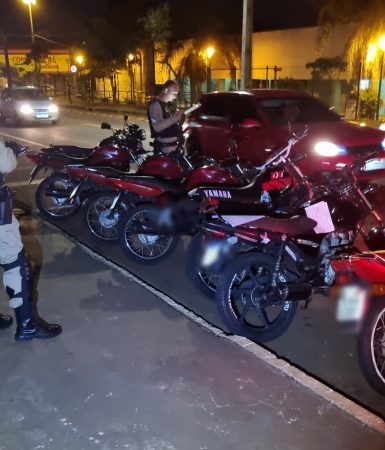 Imagem referente a Sem CNH, motociclistas têm veículos apreendidos em operação da PM na Avenida Tito Muffato